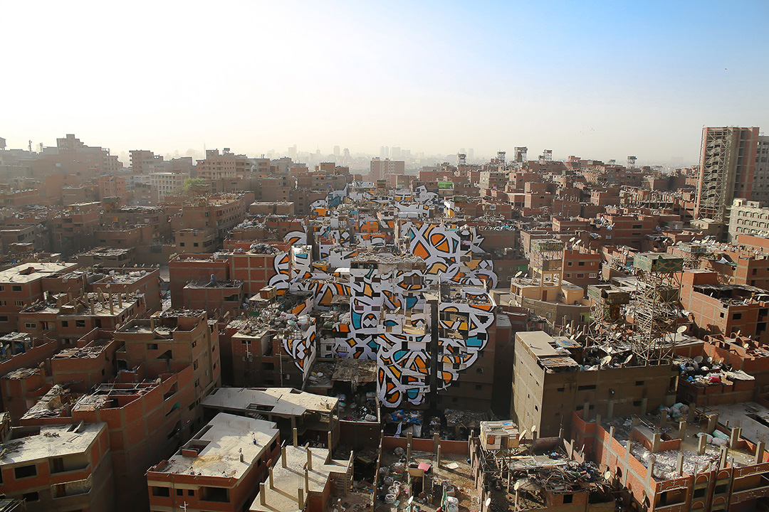 “Perception”, il murales che trasforma e aiuta la città dei rifiuti