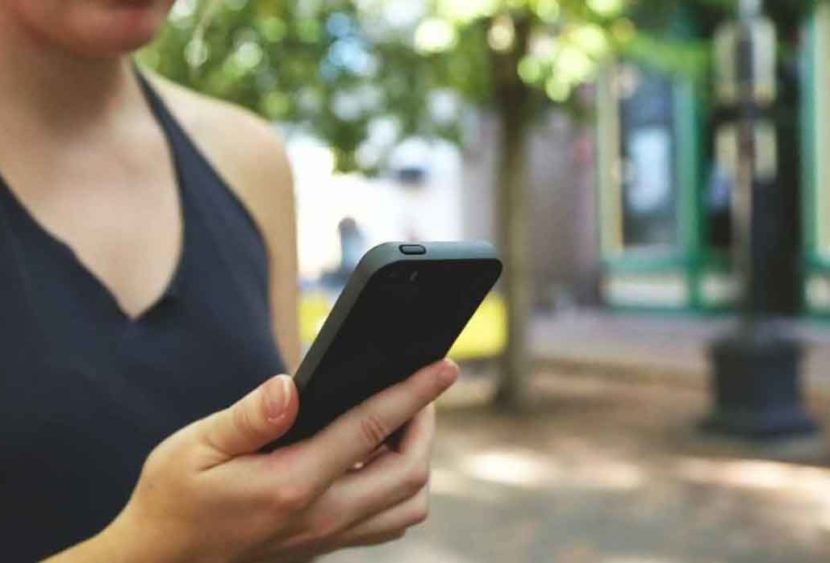 Le donne spiano più spesso lo smartphone del partner: a rivelarlo, uno studio condotto da Sotomo per “Sunrise”