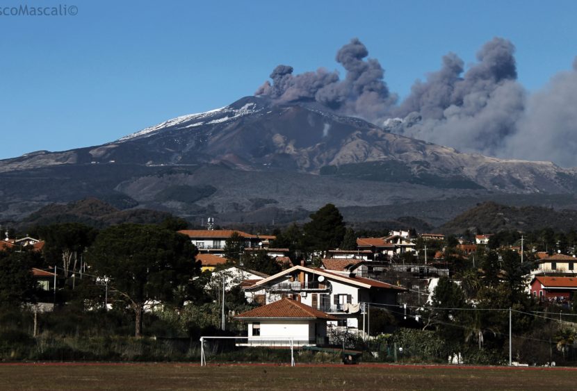 Catania: vigilia sotto l’eruzione dell’Etna – le foto dal territorio