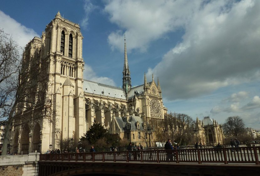 Parigi: a fuoco la cattedrale di Notre Dame, le immagini dal web