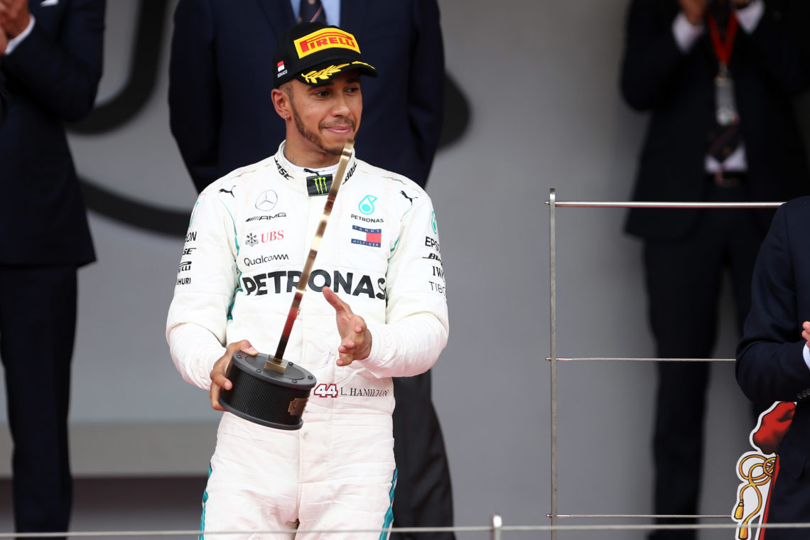 Hamilton vince la gara pazza di Monaco nel ricordo di Niki Lauda
