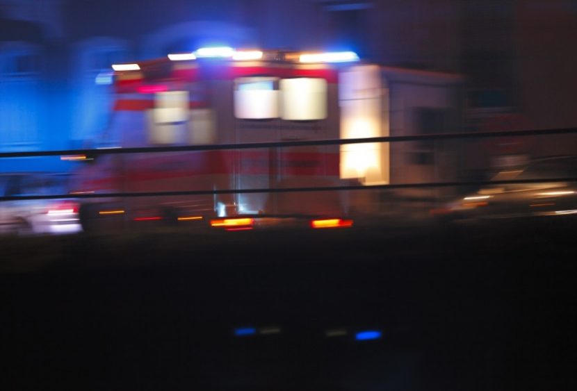 Muore durante soccorso, parenti danneggiano ambulanza