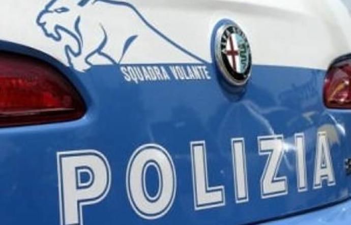 Bologna, soggetto armato di coltello genera il panico in strada