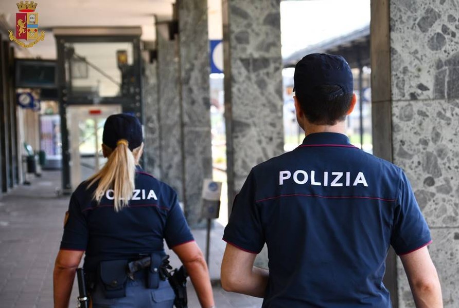 Torino: coppia deruba una signora del portafogli; arresto in via Domodossola