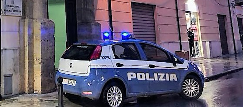 Torino, polizia interrompe una festa e lei pubblica l’intervento insultando gli agenti