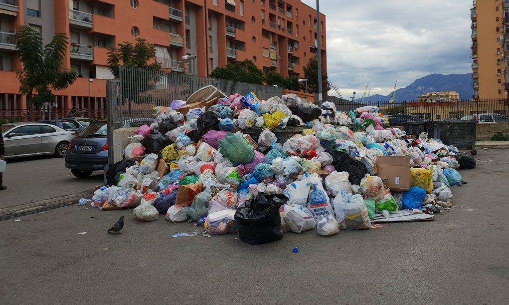 A Catania gettare rifiuti per strada diventa un reato penale