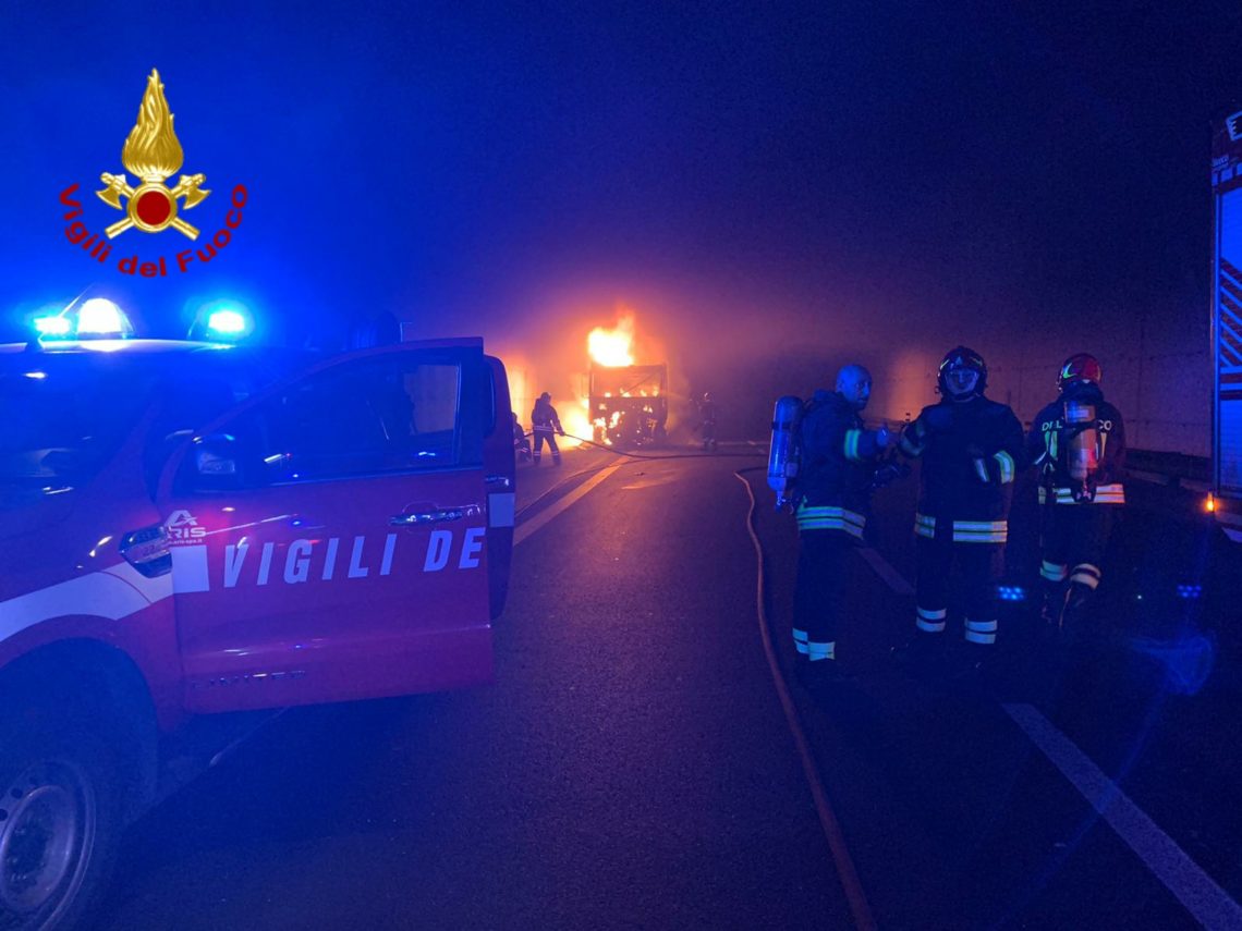 Incendio in galleria, in fiamme autoarticolato con legna: conducente si salva