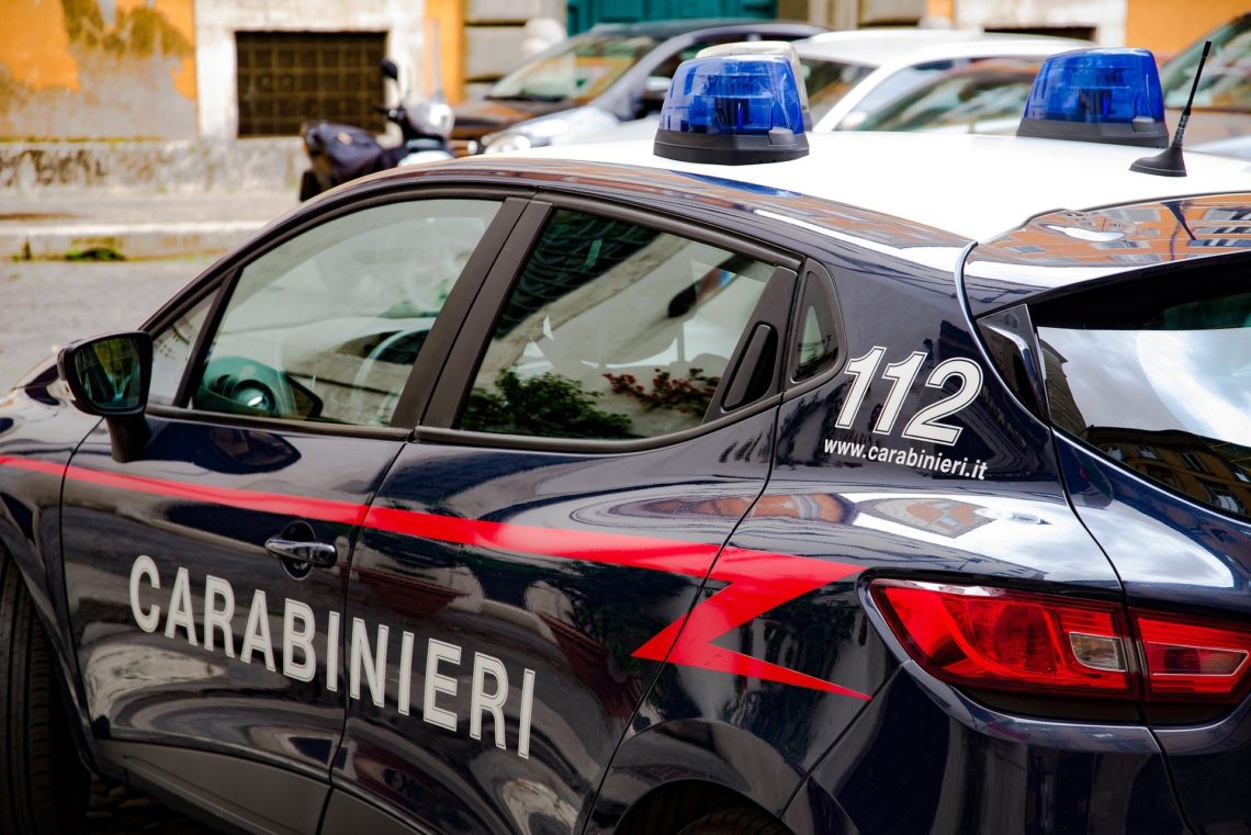 Udine, fa manovre pericolose con l’auto. Poi tenta di colpire i carabinieri