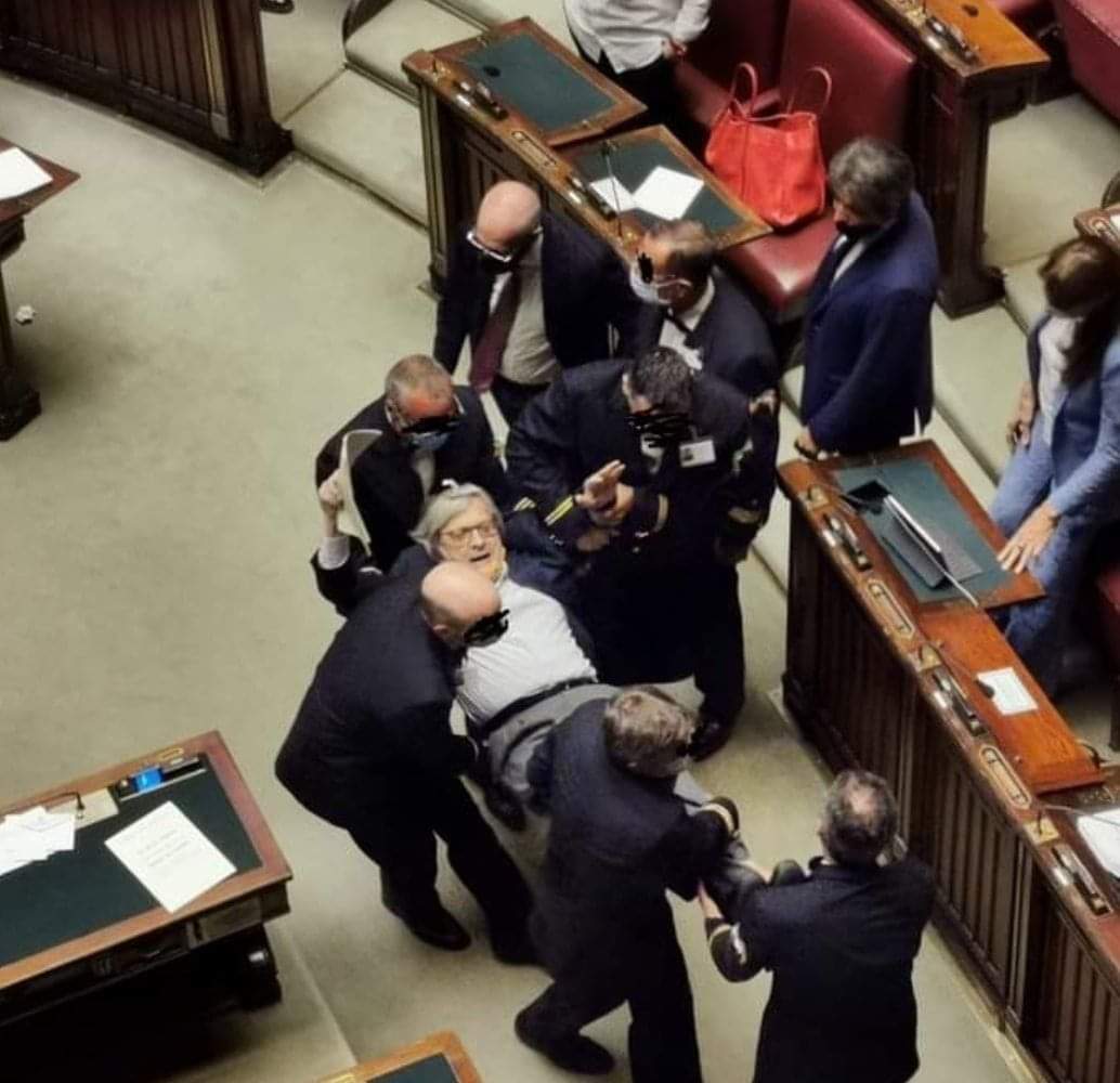 Vittorio Sgarbi perde il controllo e viene espulso dall’Aula della Camera