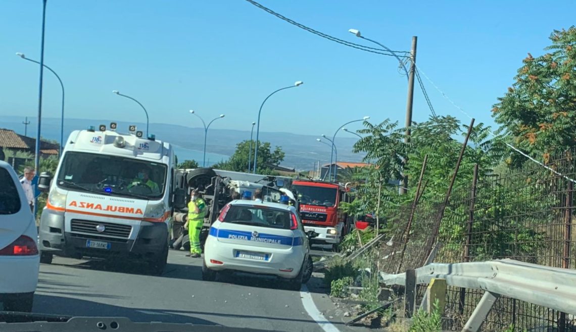 San Gregorio di Catania, camion si ribalta: traffico in tilt