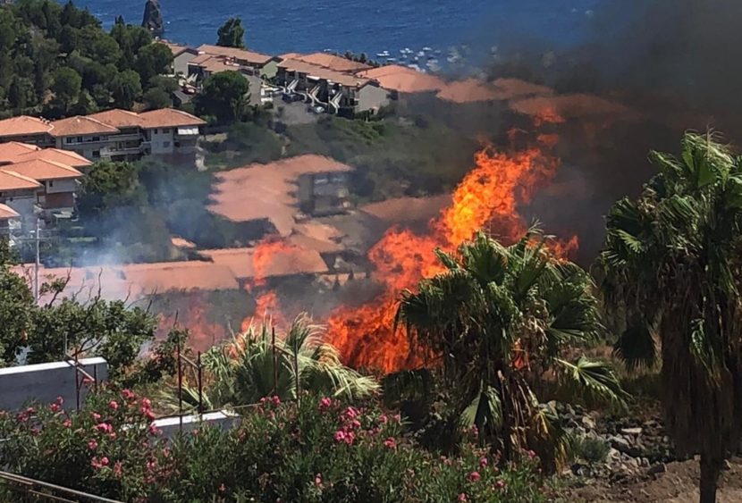 Brucia Vampolieri: incendio minaccia abitazioni, due ville sarebbero state colpite