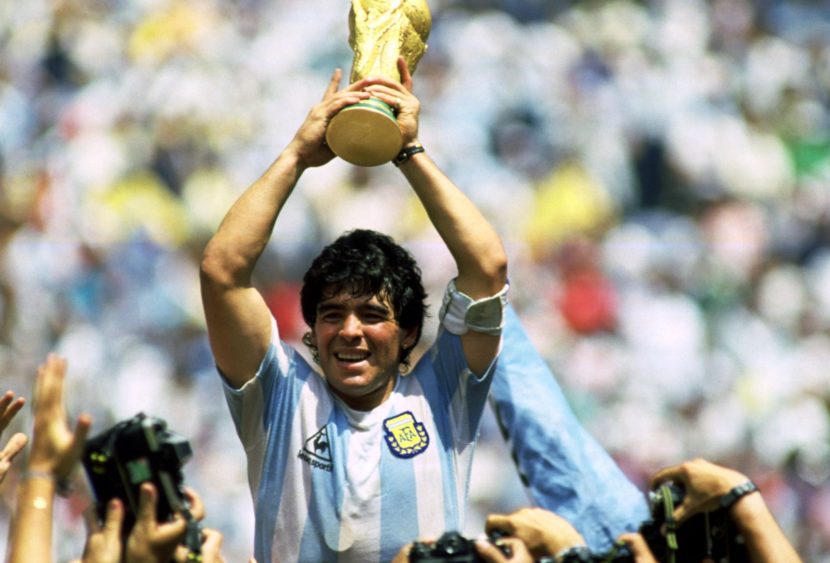 Diego Maradona, la vita, gli eccessi e i trofei: genio ribelle e simbolo di un calcio rivoluzionario