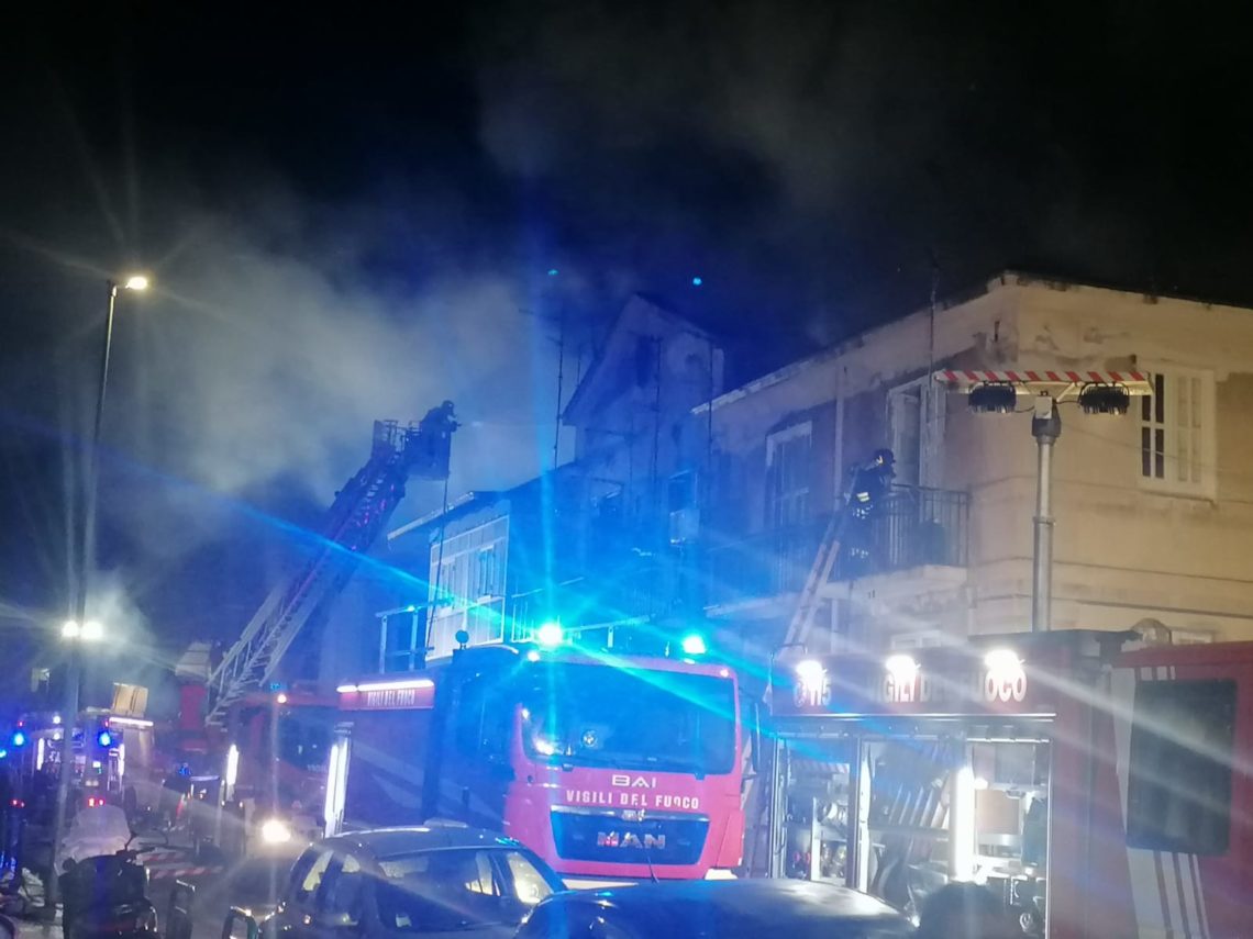 Messina, incendio nel centro abitato con ingenti danni