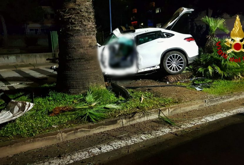 Catania, schianto mortale contro spartitraffico e palma, deceduto 39enne