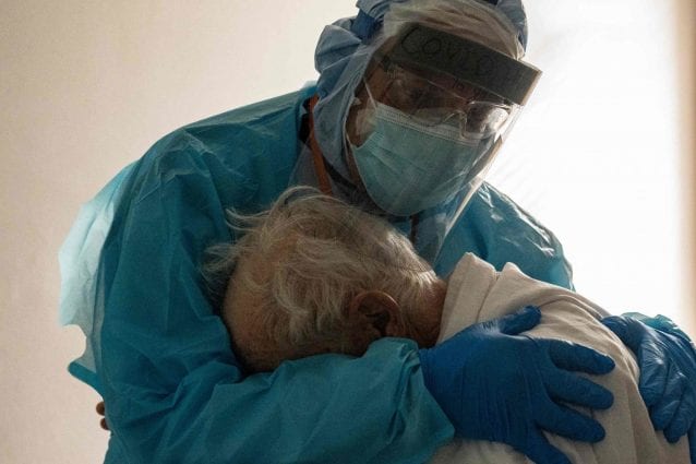 La foto di un abbraccio diventa virale: tenerezza in un ospedale del Texas