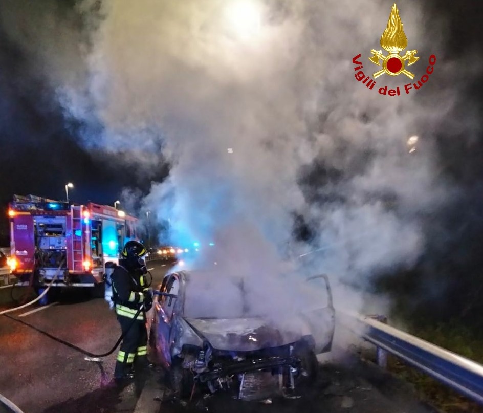 Viale Mediterraneo, incidente auto-moto: vettura in fiamme, centauro in ospedale – FOTO e VIDEO