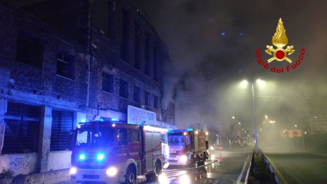 Incendio nella notte a Catania: necessario l’intervento dei Vigili del Fuoco