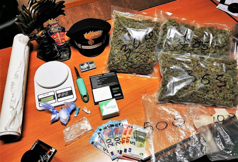 Catania, un kg di marijuana in auto; cocaina e kit del perfetto spacciatore a casa