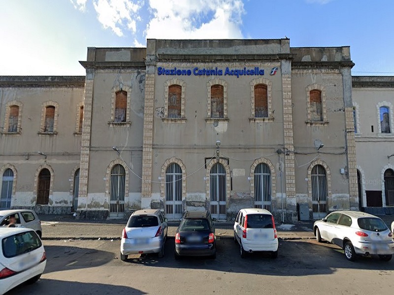 Catania, stazione Acquicella chiusa e abbandonata: bene architettonico da recuperare