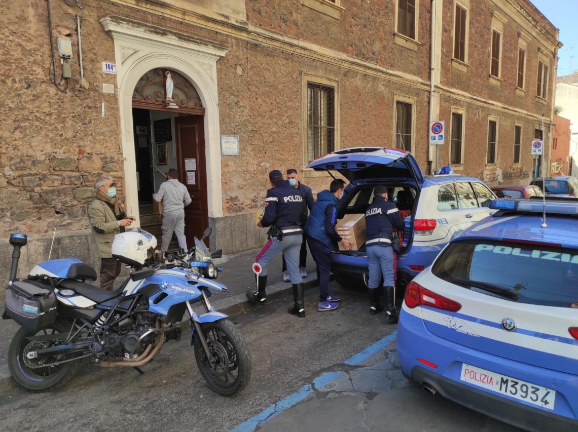 Catania, polizia dona beni di prima necessità a istituto per i bisognosi