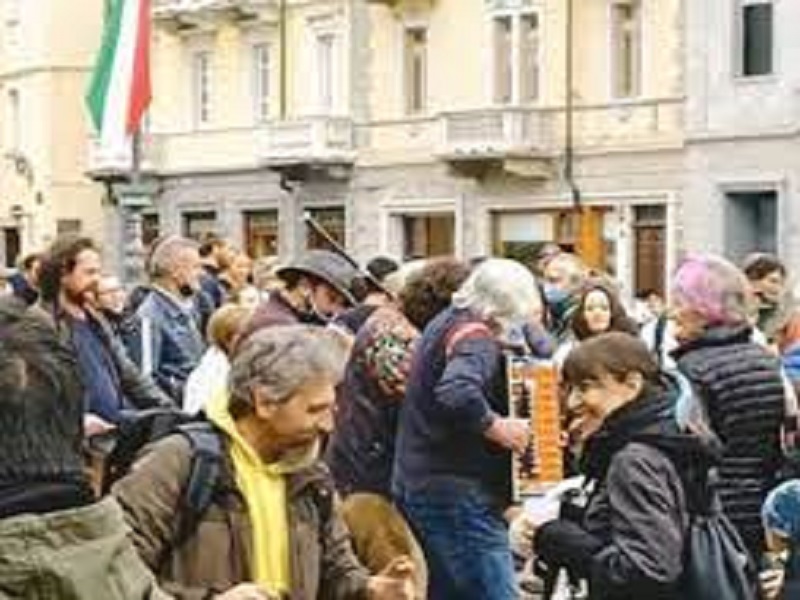 Flash mob in piazza Emile Chanoux ad Aosta: indignazione sui social