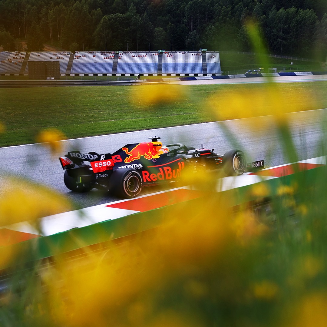 F1, Max Verstappen conquista la pole in Austria: Ferrari molto indietro