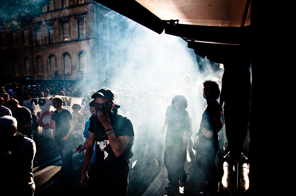 Intervento della polizia di Trieste durante una manifestazione. Utilizzati idranti e lacrimogeni contro la folla