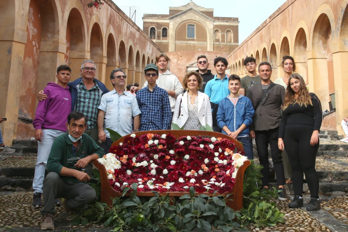 Gli studenti dell’istituto “Francesco Redi” di Paternó, Belpasso e Biancavilla presenti alla 1° edizione della “Scalinata in Fiore”