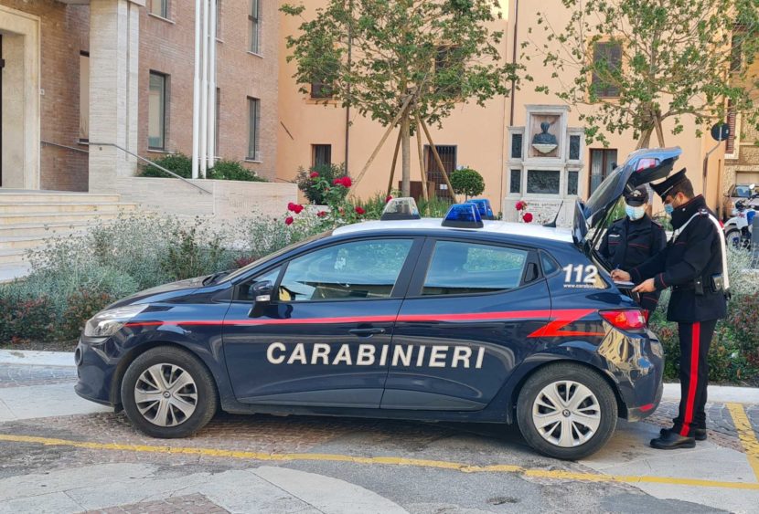 Bastia Umbra, litiga con la ragazza e se la prende anche coi Carabinieri: denunciato