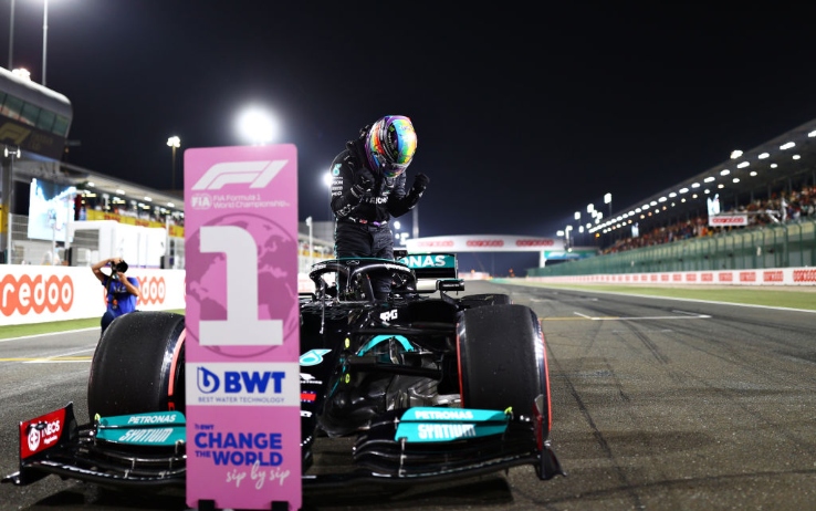 F1, Hamilton stravince in Qatar: Verstappen 2°, Alonso show