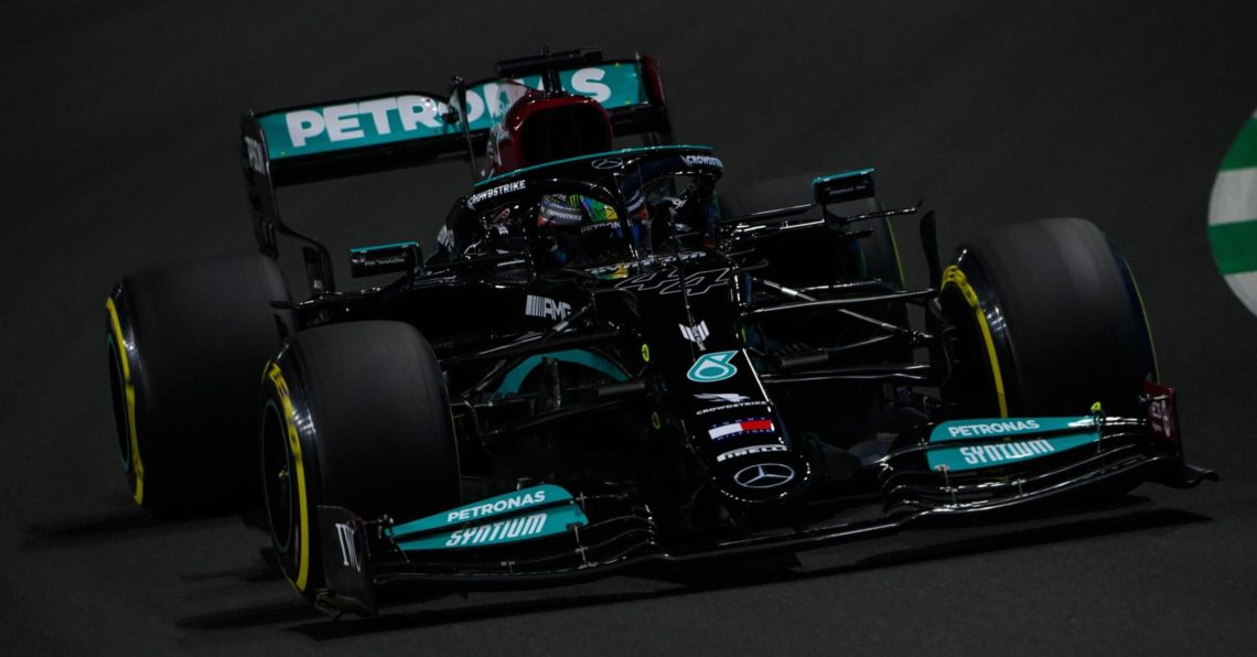F1, Hamilton conquista un’adrenalinica pole a Jeddah: Verstappen a muro