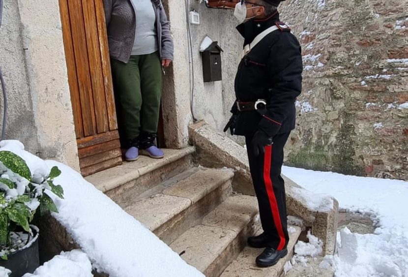 Abbondanti nevicate: i Carabinieri vicini alla popolazione umbra