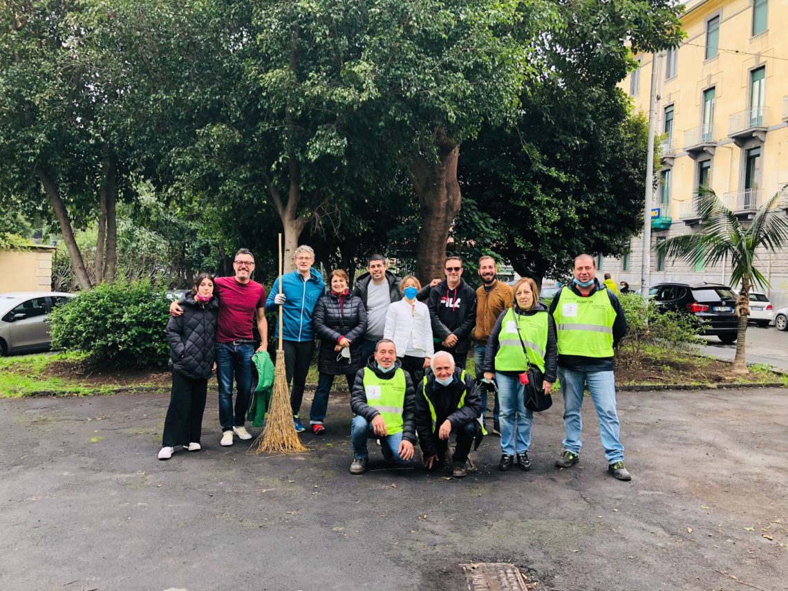 Volontari puliscono Largo Aquileia, Cardello: “L’amministrazione deve darci una mano”