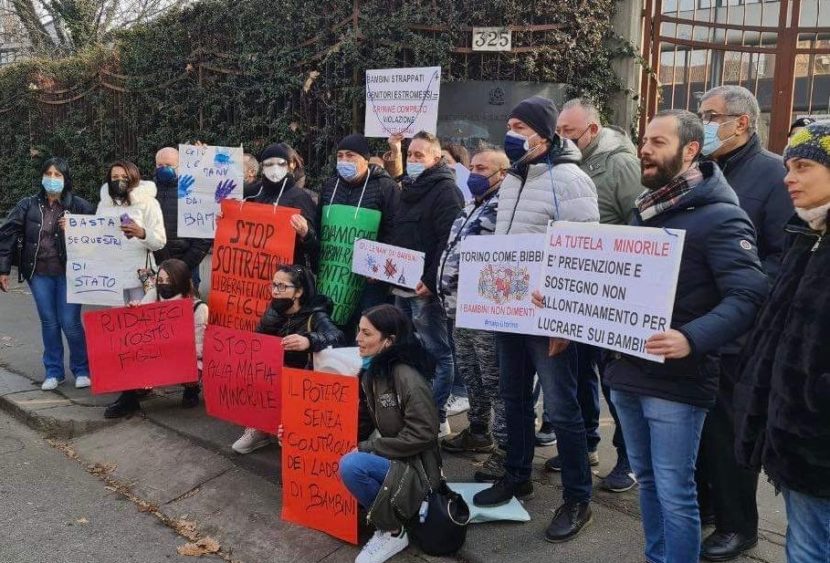 Torino: Tricolore al fianco dei genitori torinesi colpiti dal “sistema Bibbiano”