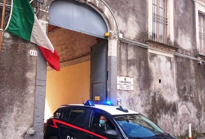 Dissemina pericolose esche per cani a Catania, denunciato