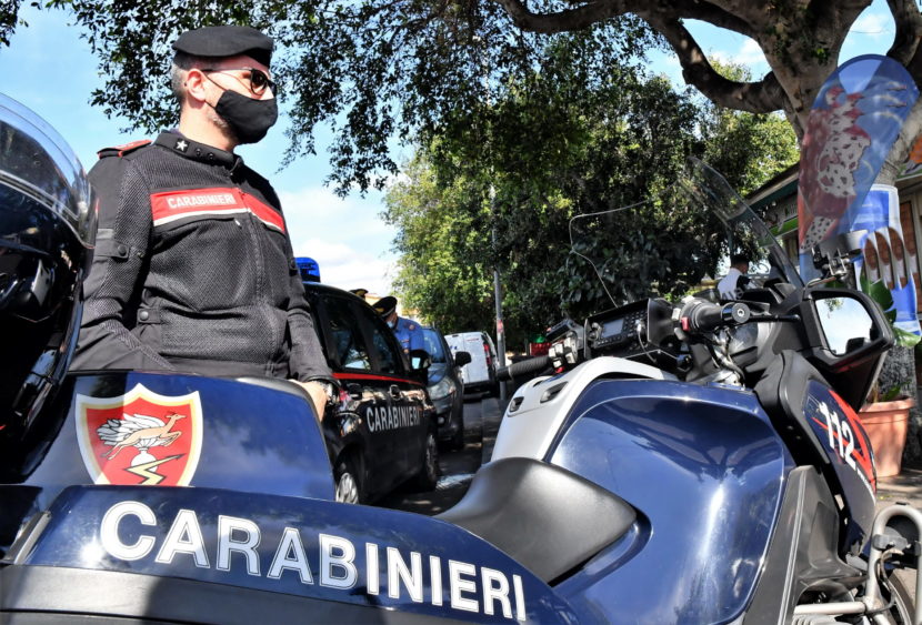 Catania, richieste estorsive di denaro e maltrattamenti alla madre: arrestato