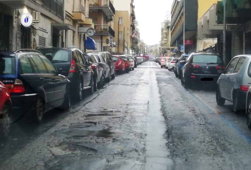 Strada disastrata in via Duca degli Abruzzi: la segnalazione di Cardello