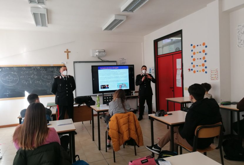Cascia, lezioni dei Carabinieri a scuola su ambiente, internet e rischi
