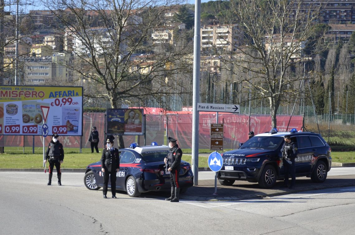 Perugia, si difende a colpi di martello:denunciato 35enne