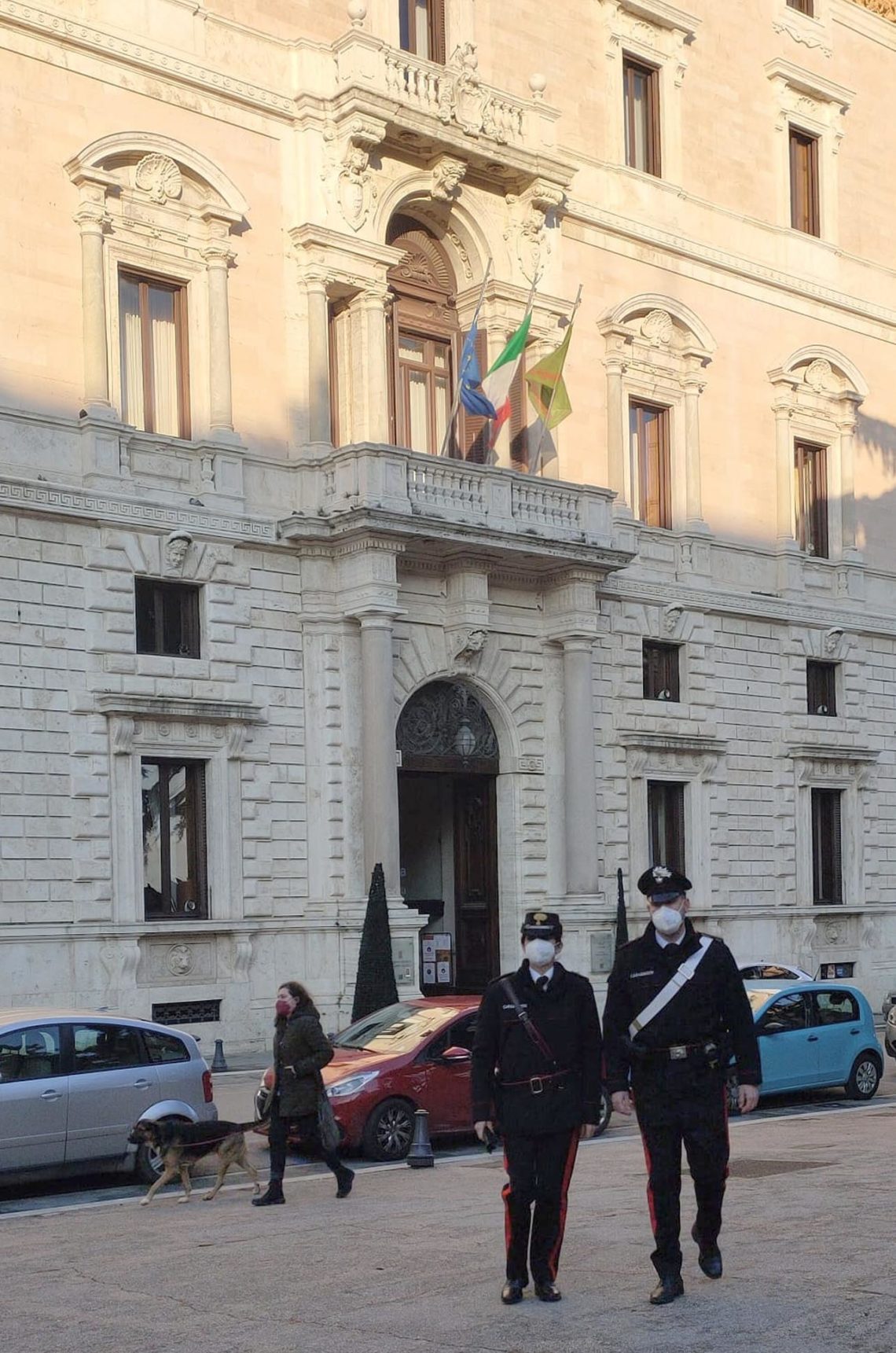 Perugia, si rifiuta di fornire i suoi dati e aggredisce i Carabinieri