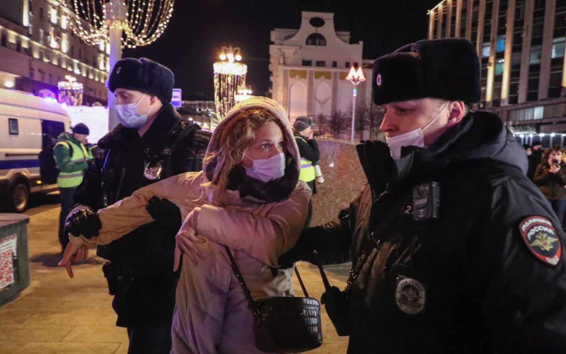 Conflitto Russia-Ucraina, proteste finite con arresti in diverse città russe