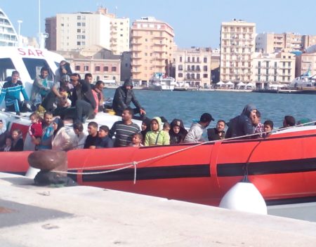 Migranti: barchino contro scogli a Lampedusa, tutti in salvo