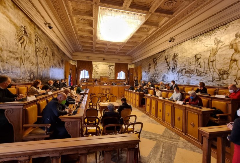 Vertenza Pfizer Catania, concluso il tavolo di crisi regionale convocato in Prefettura. Regione, sindacati e politica chiedono all’unanimità lo stop ai licenziamenti.