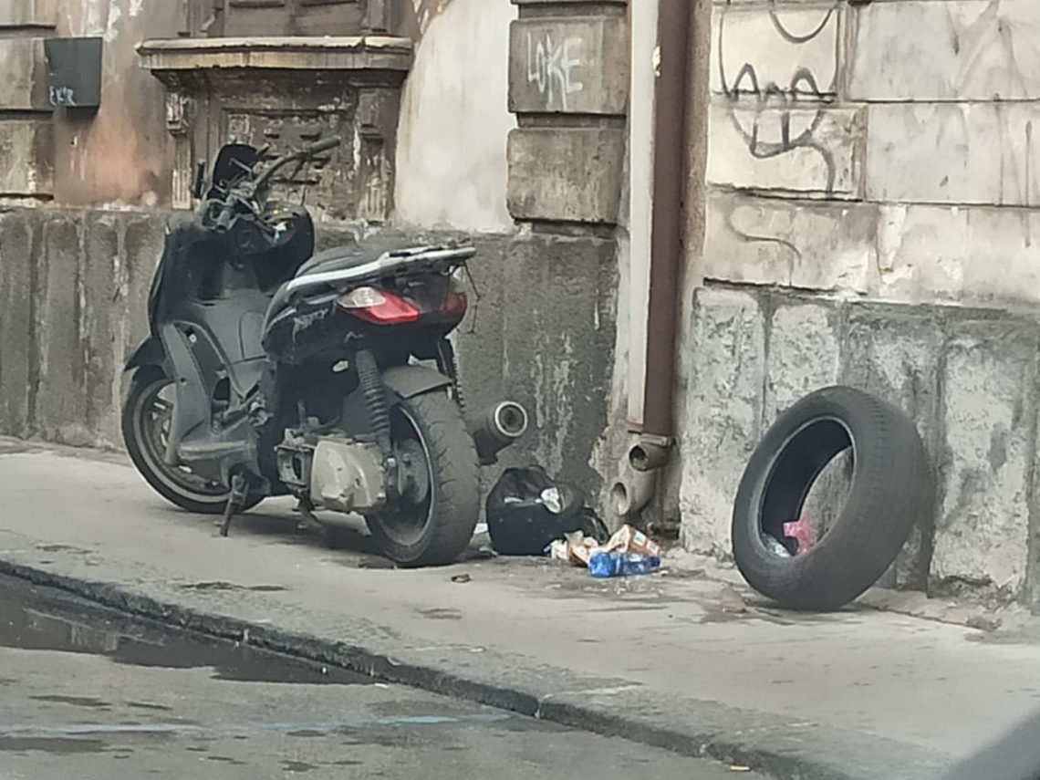 Auto e scooter abbandonati nel III municipio a Catania