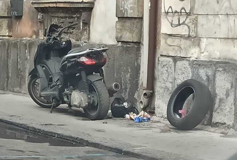 Auto e scooter abbandonati nel III municipio a Catania