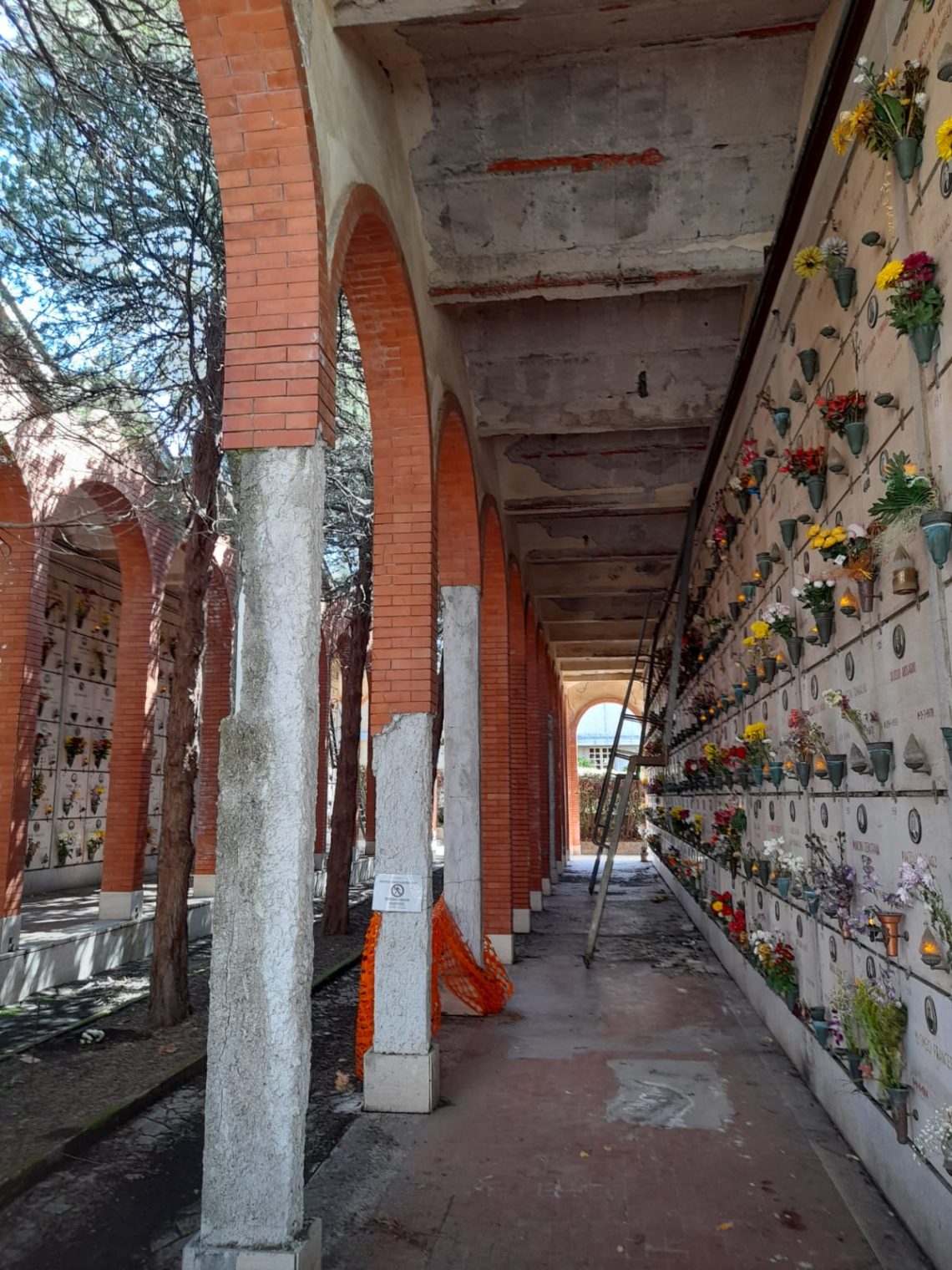 Acireale: cimitero comunale in stato di abbandono e degrado