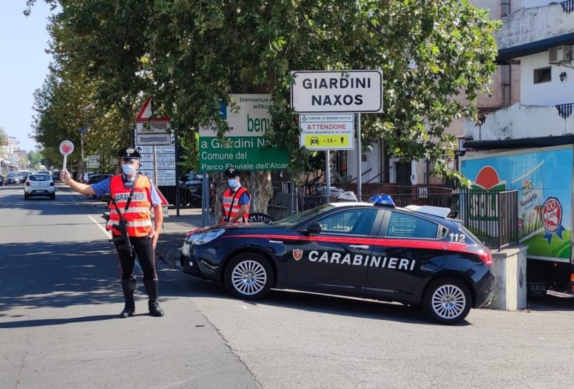 Taormina (ME): vede i Carabinieri e tenta di ingerire lo stupefacente, arrestato in flagranza