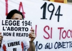 Aborto a rischio in Italia? Dopo il caso americano, ecco le dichiarazioni dei politici italiani