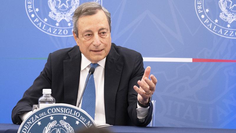 Mario Draghi rassegna le dimissioni, Mattarella non le accetta