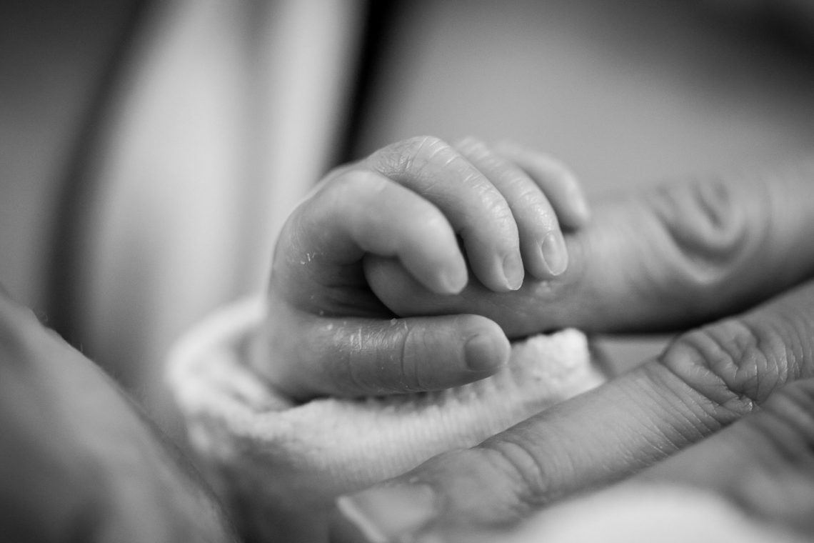 Fratture per un neonato in ospedale, la madre confessa: “Sono stata io”